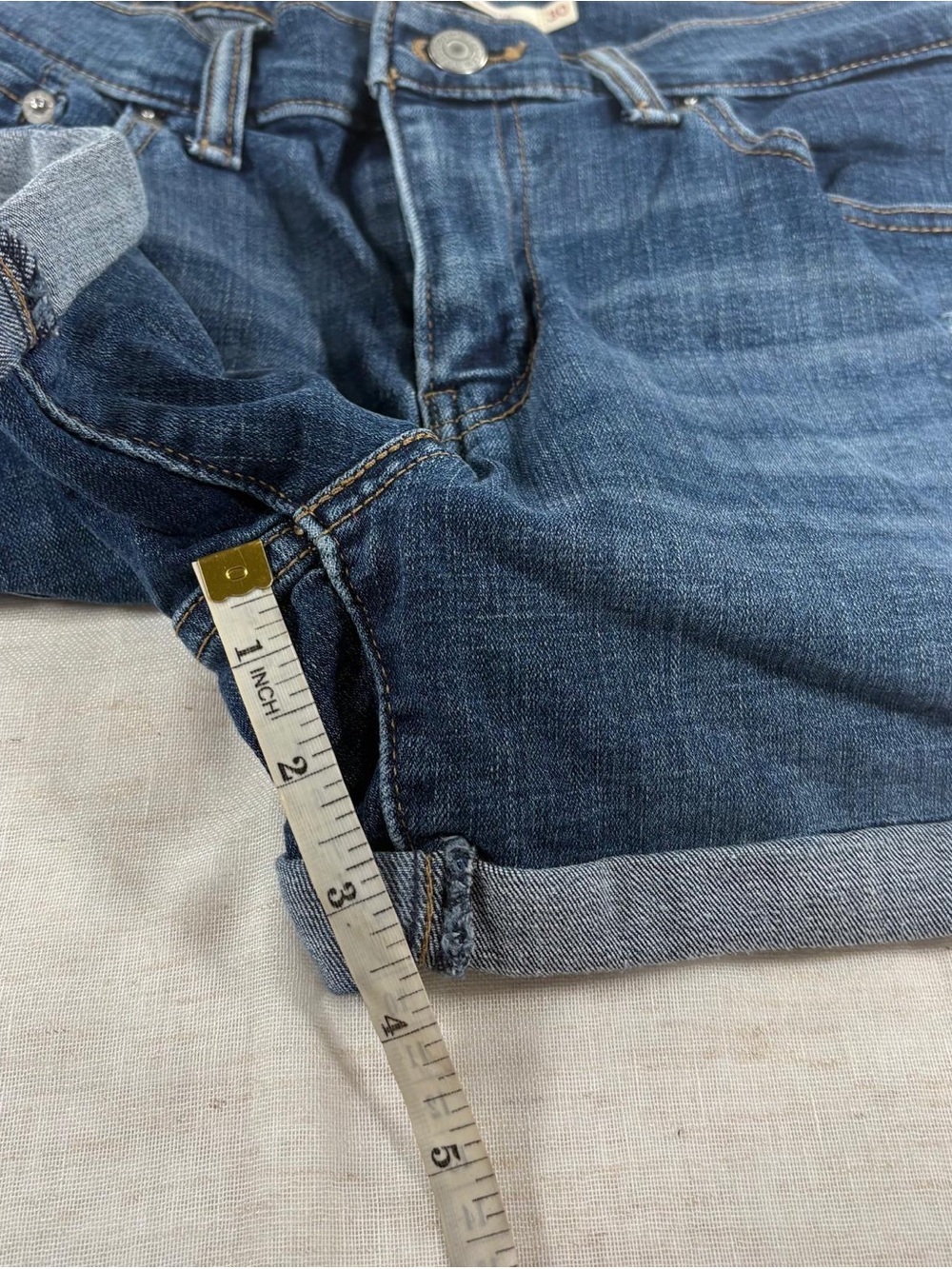 Levi’s Women’s Blue Denim Cuffed Shorts Medium Wash Button 5-Pocket Size 30 - Picture 4 of 5